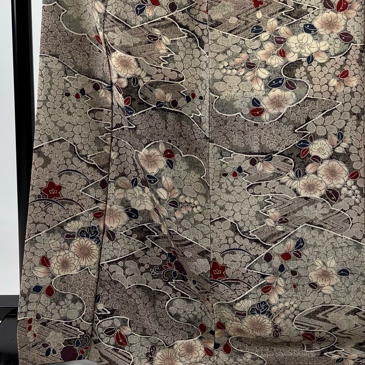 【美品】 小紋 身丈170cm 裄丈67.5cm L 袷 草花 芝 縮緬 灰茶 正絹 秀品 【中古】