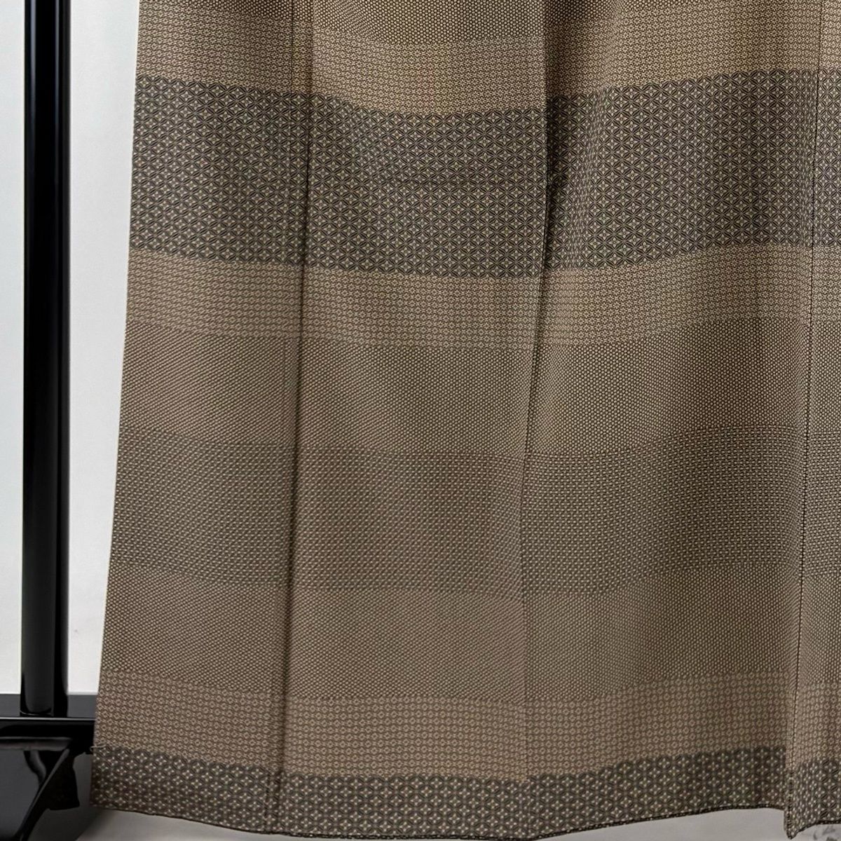 【美品】 小紋 身丈165cm 裄丈70cm L 袷 段縞 花菱 薄茶色 正絹 秀品 【中古】