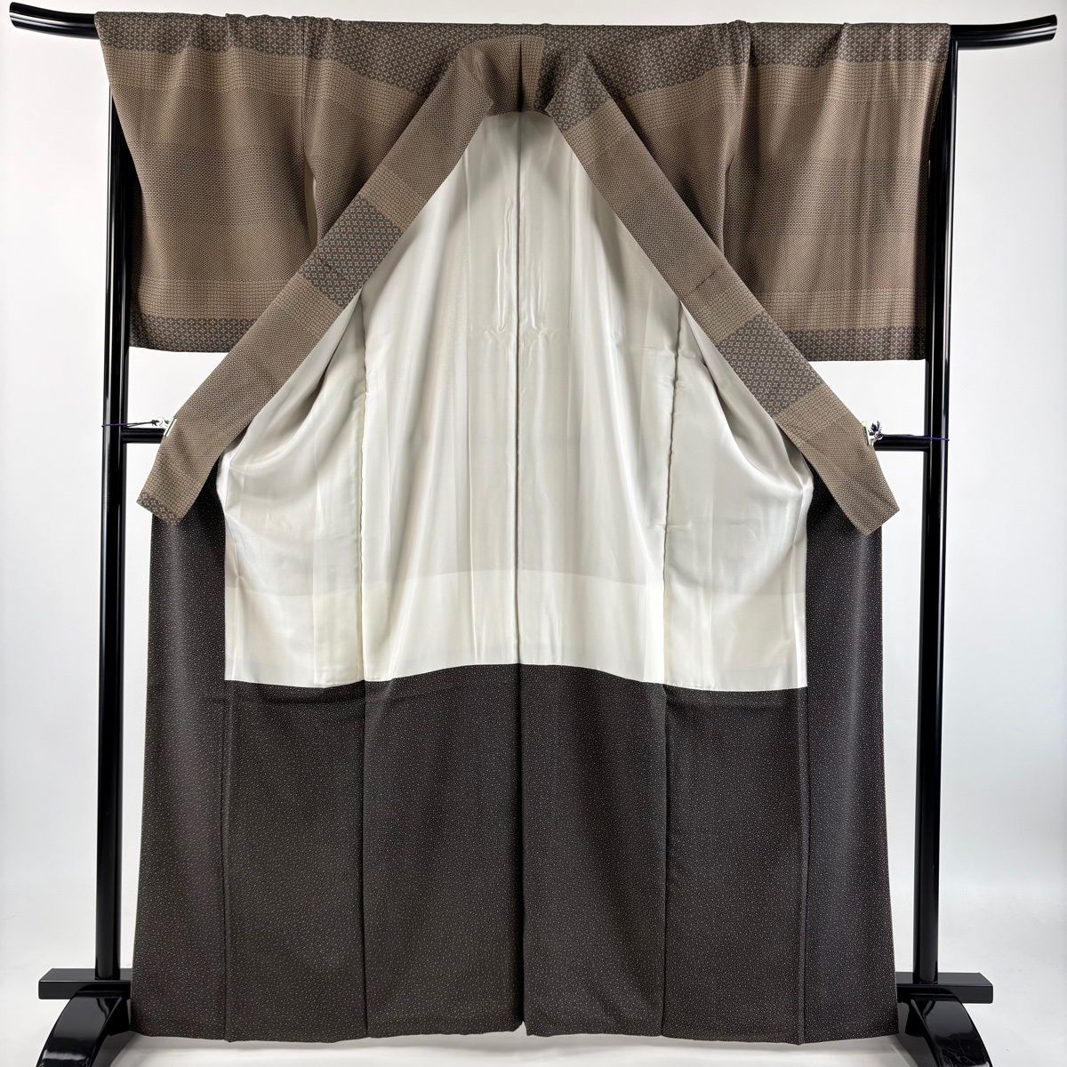 【美品】 小紋 身丈165cm 裄丈70cm L 袷 段縞 花菱 薄茶色 正絹 秀品 【中古】