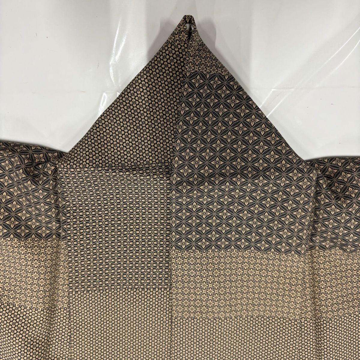 【美品】 小紋 身丈165cm 裄丈70cm L 袷 段縞 花菱 薄茶色 正絹 秀品 【中古】