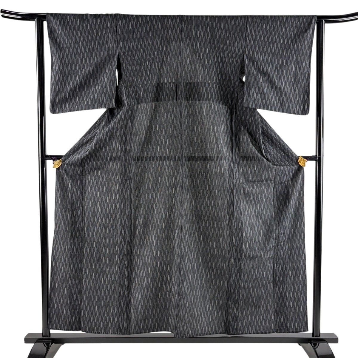 紬 身丈157cm 裄丈62cm S 単衣 矢羽 幾何学 黒 正絹 名品 【中古】