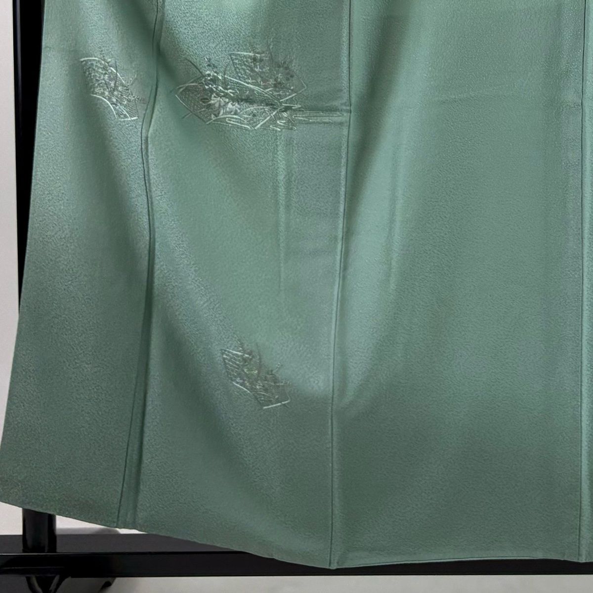 【美品】 付下げ 身丈157cm 裄丈63cm S 袷 扇面 草花 刺繍 ぼかし 薄緑 正絹 秀品 一つ紋 【中古】