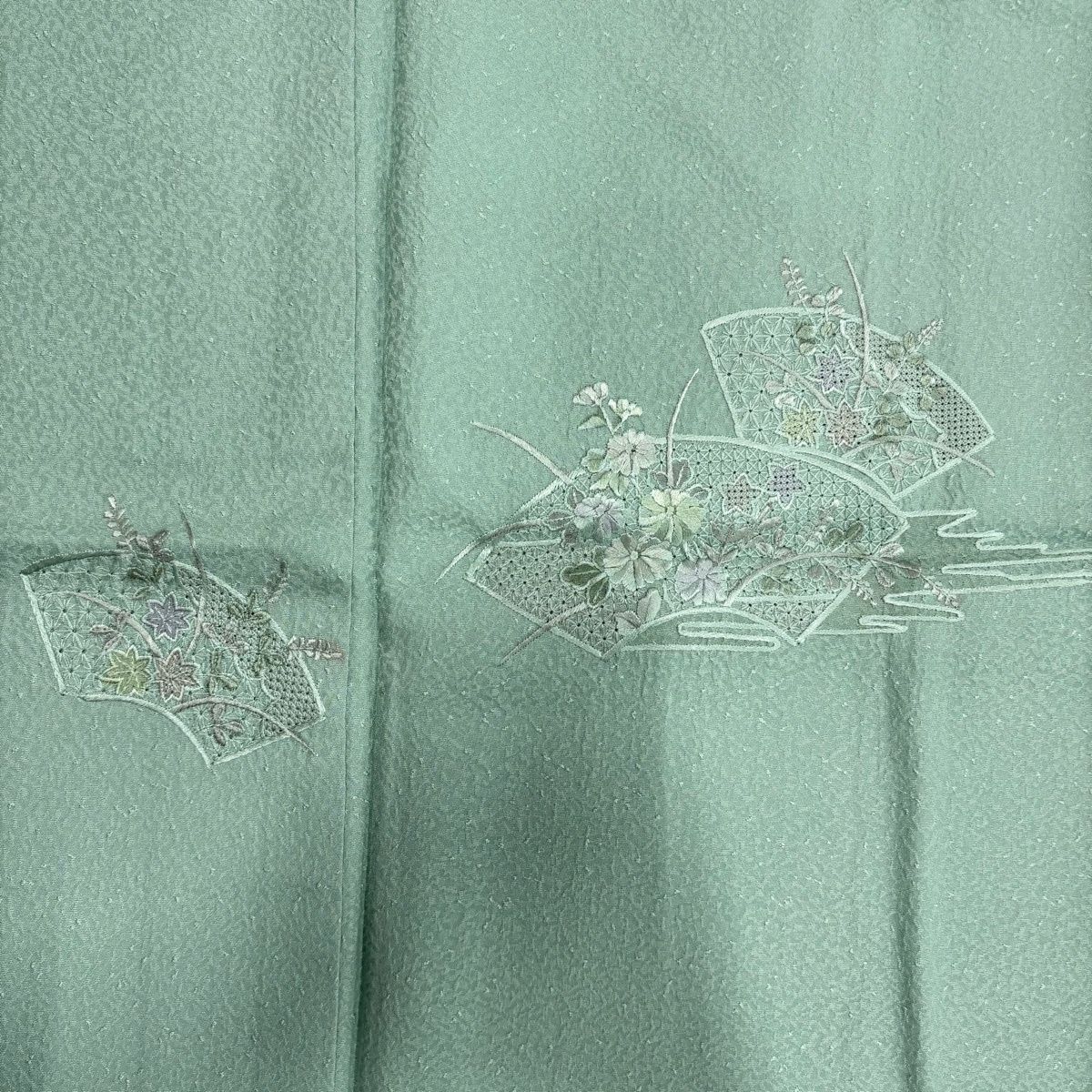 【美品】 付下げ 身丈157cm 裄丈63cm S 袷 扇面 草花 刺繍 ぼかし 薄緑 正絹 秀品 一つ紋 【中古】