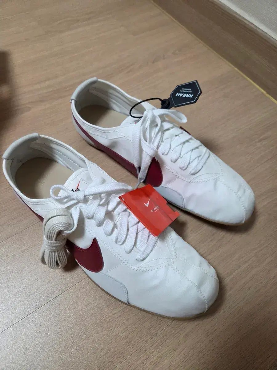 (W) ナイキ ムーン シュー サミット 白 チーム クリムゾン
