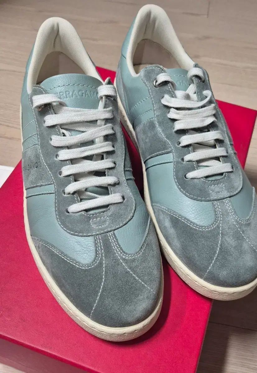 新品 FERRAGAMO フェラガモ スニーカー ミント カラー 44,841円