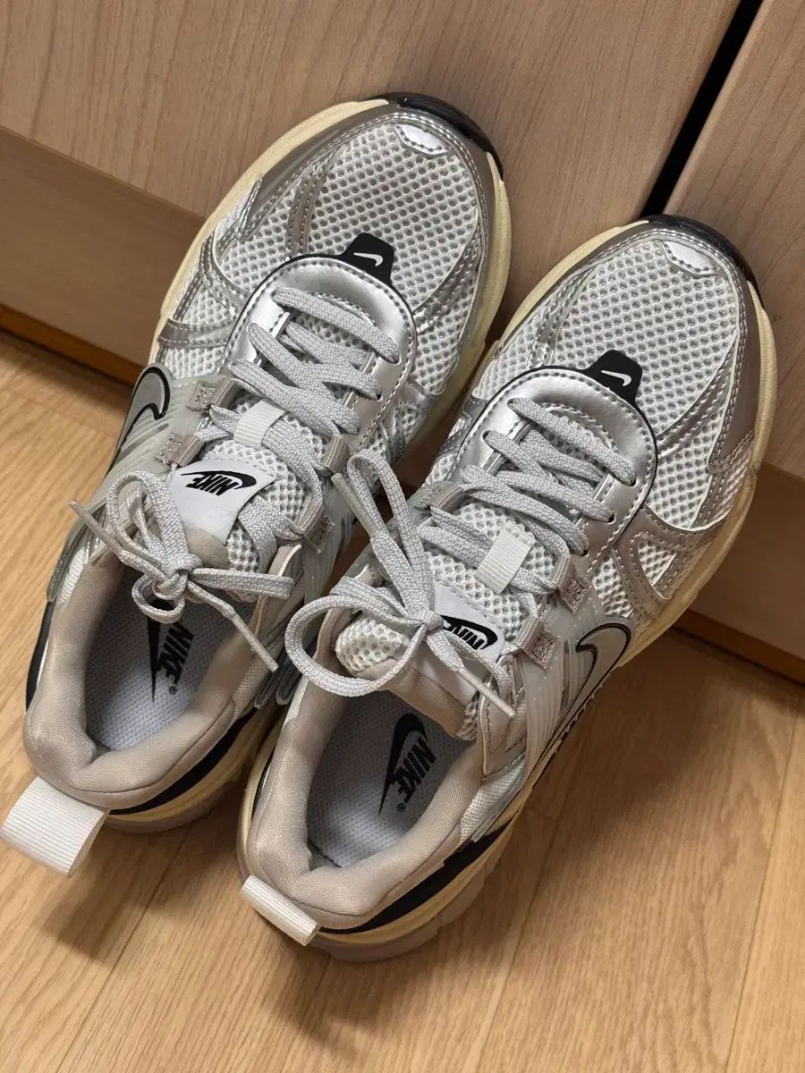 ナイキ V2K RUN サミット 白 メタリック シルバー