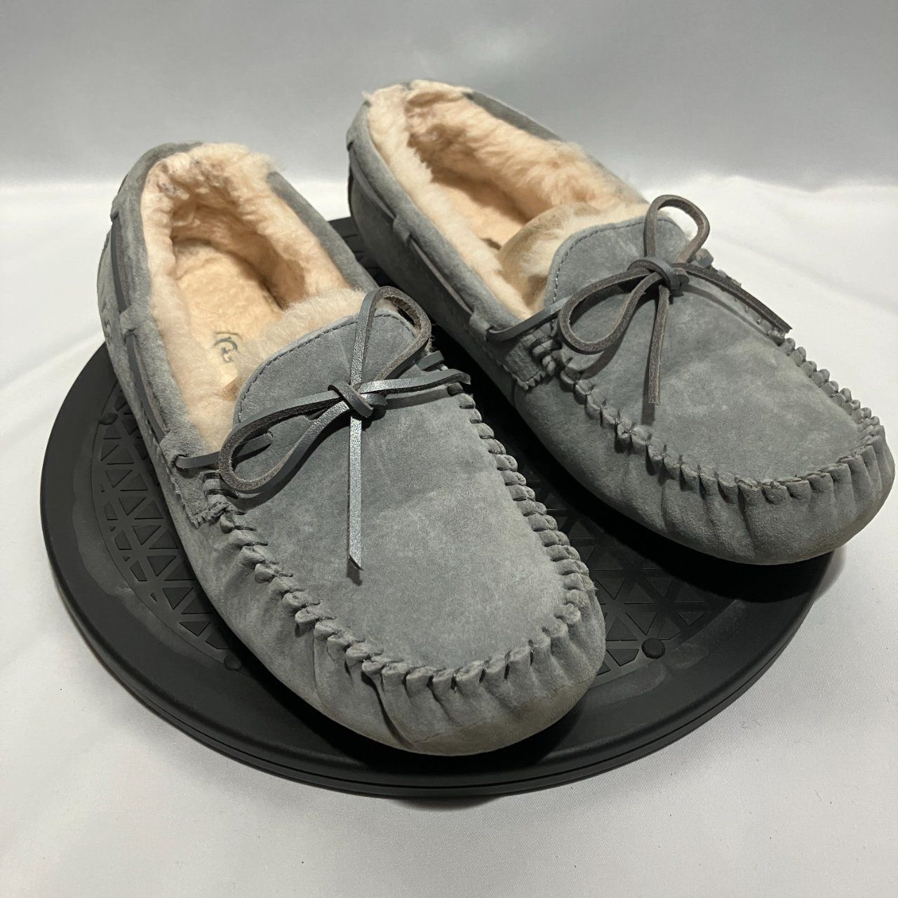 【新品未使用】UGG australia MEENA2 モカシン グレー系 美品】UGG グレー モカシン スエード ファー付き 26cm - メルカリ
