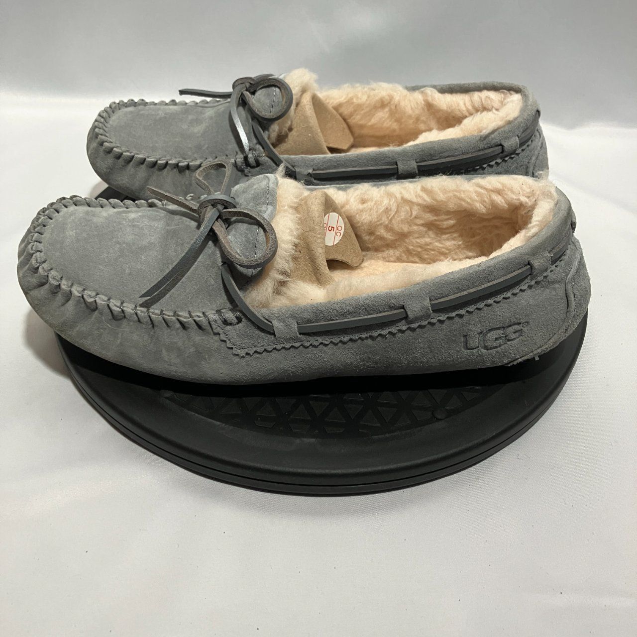 美品】UGG グレー モカシン スエード ファー付き 26cm - メルカリ