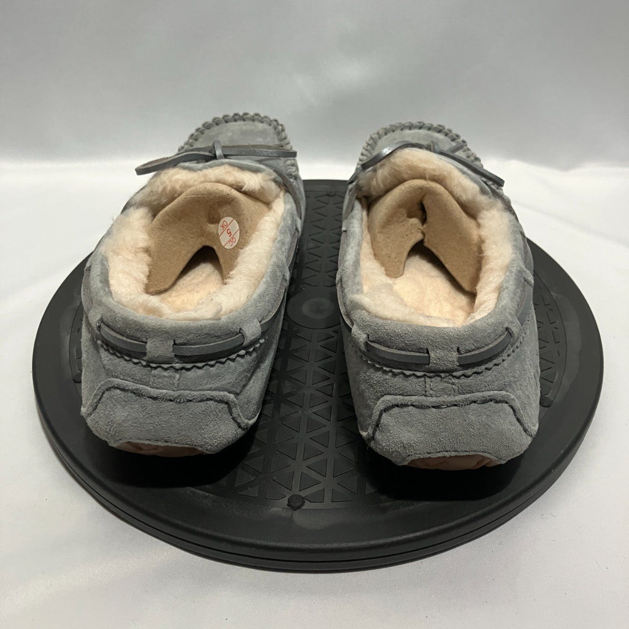 UGG グレー スエード モカシン ファー 美品】UGG グレー モカシン スエード ファー付き 26cm - メルカリ