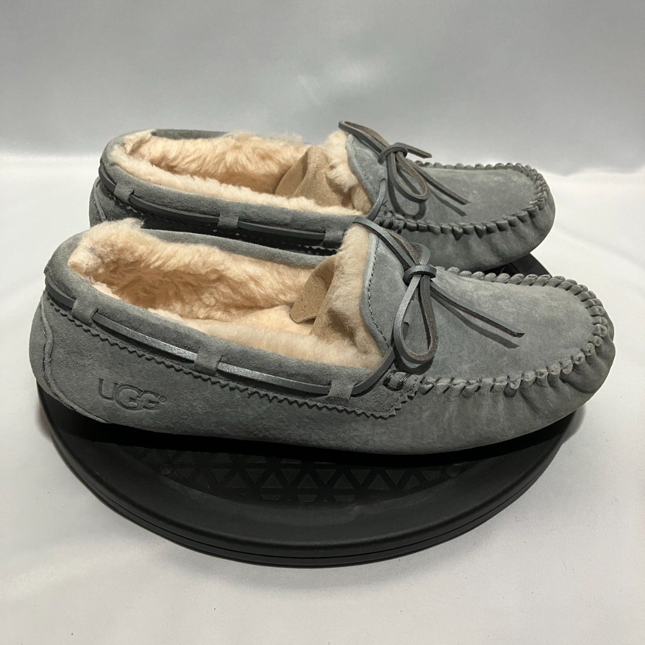 美品】UGG グレー モカシン スエード ファー付き 26cm - メルカリ