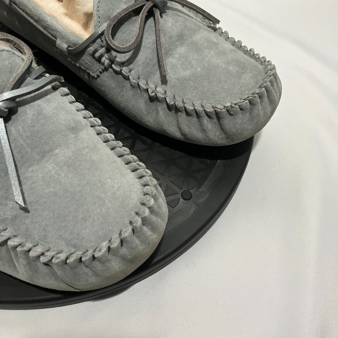 美品】UGG グレー モカシン スエード ファー付き 26cm - メルカリ