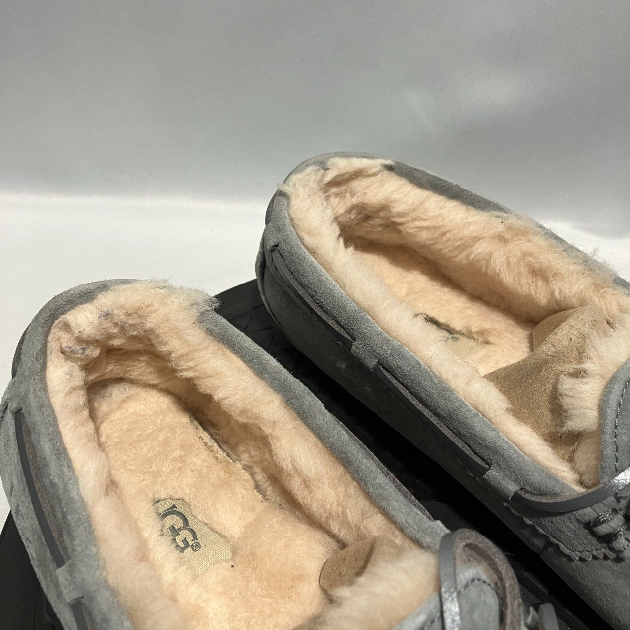 美品】UGG グレー モカシン スエード ファー付き 26cm - メルカリ