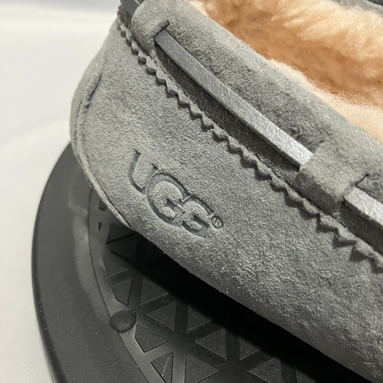 美品】UGG グレー モカシン スエード ファー付き 26cm - メルカリ