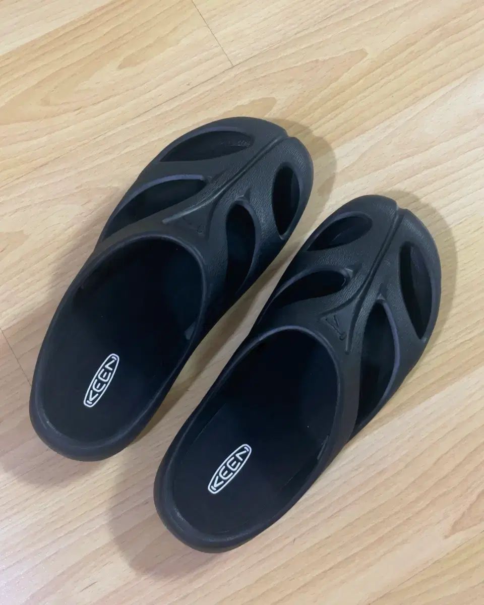 ハン(HAN) 一度履き KEEN(キーン) シャンティ スライド ブラック 250