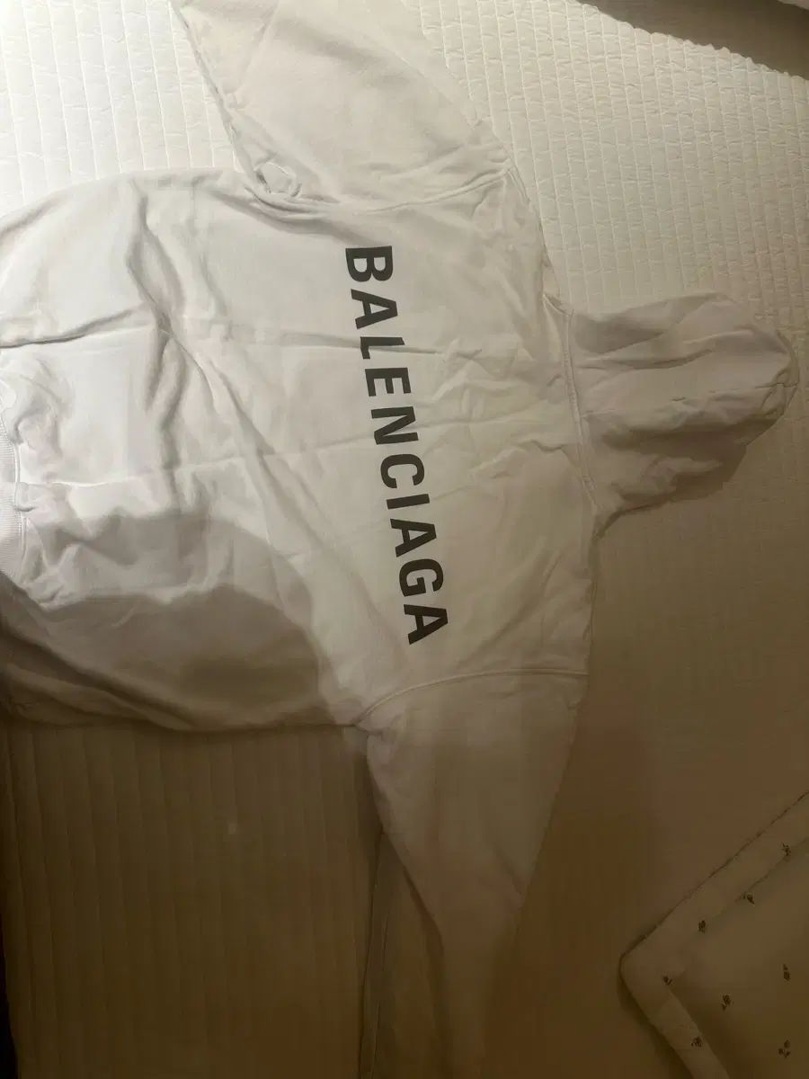 バレンシアガ フード Tシャツ