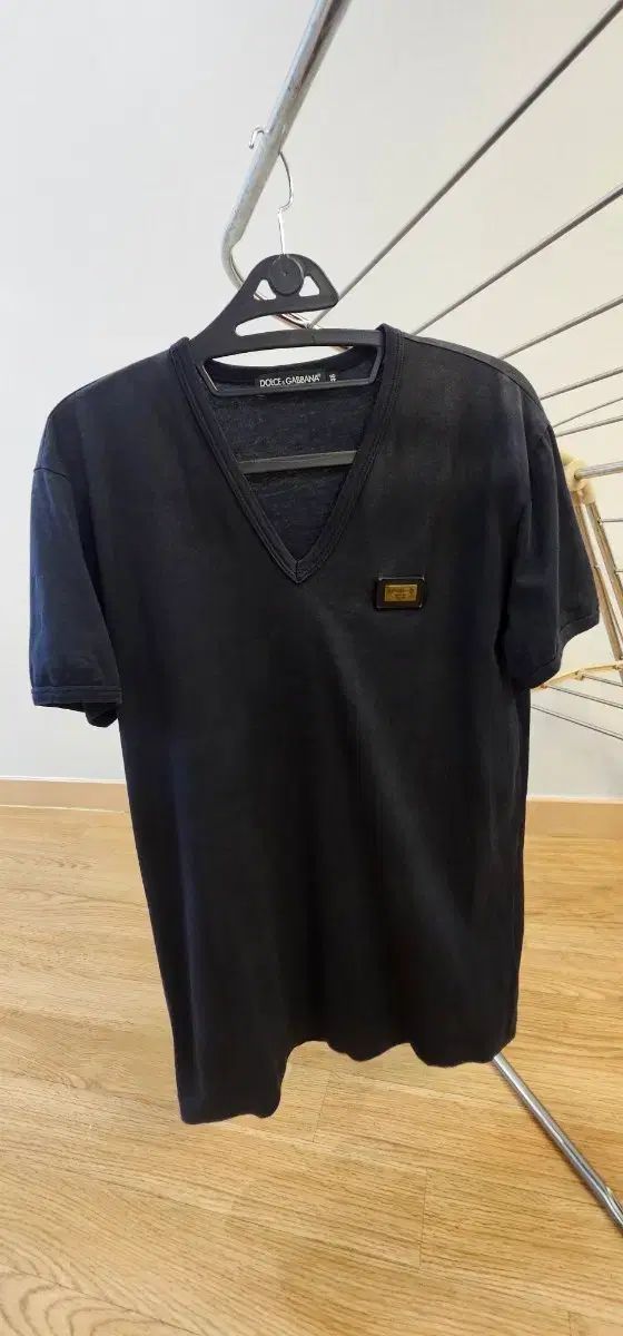 Dolce&Gabbana ドルチェ＆ガッバーナ ロゴ プレート Vネック 半袖 Tシャツ ブラック、グレー 2種