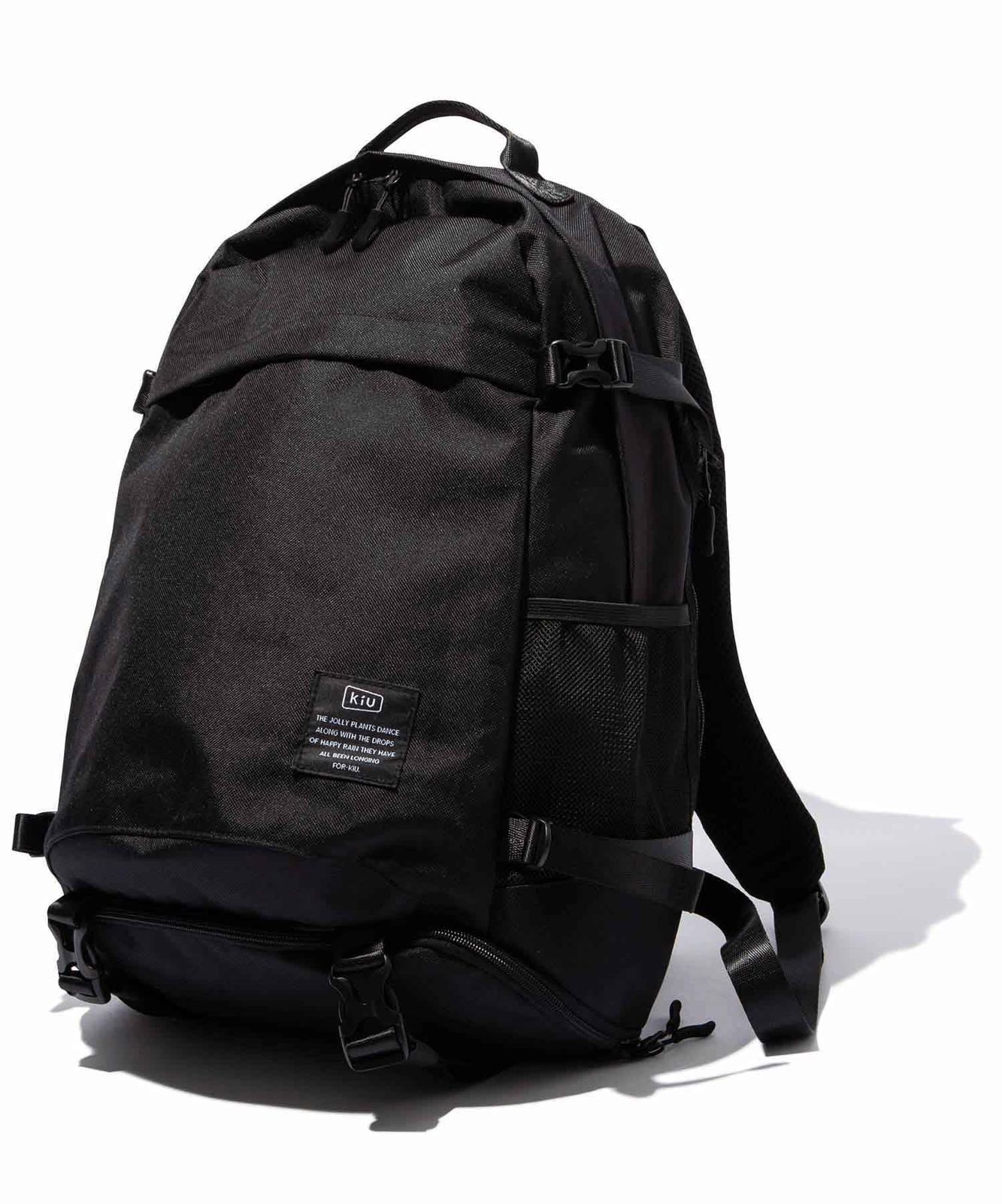 ★新品★KiU キウ 600D バッグパック BACKPACK はっ水 撥水 防水 大容量 リュック 22L シューズポケット 通勤 通学 アウトドア フェス かわいい おしゃれ メンズ レディース 男女兼用 無地 シンプル 黒 ブラック K111-900