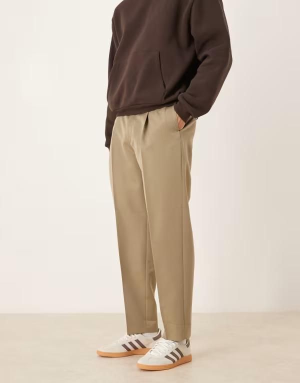 エイソス メンズ ボトムス カジュアルパンツ プリーツ ASOS DESIGN pleated oversized taperedress pants with exposed button Khak