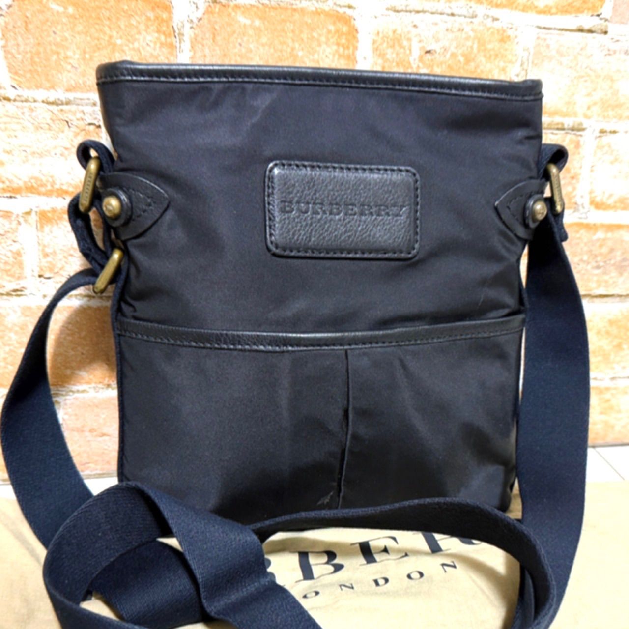 (美品) Burberry(バーバリー)ショルダーバッグ ナイロン ブラック