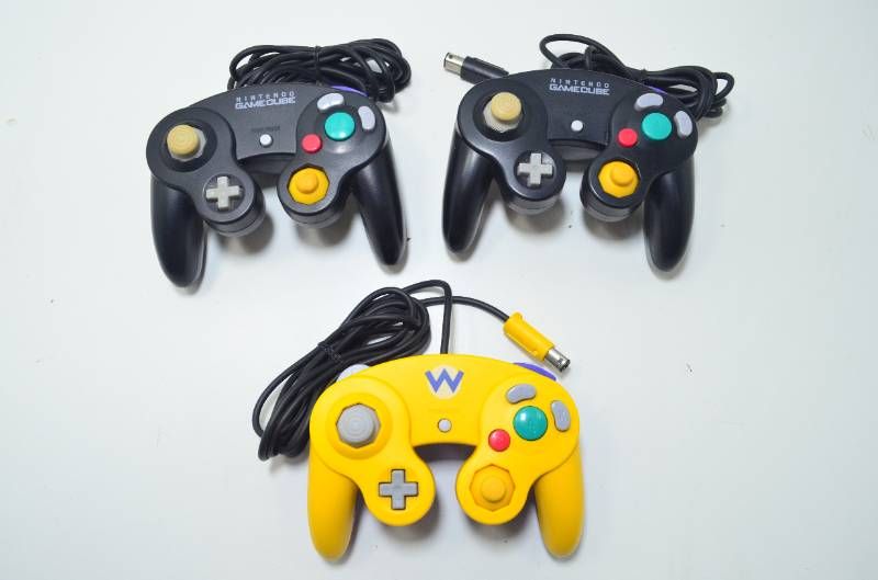 ● 【送料無料】 ニンテンドー ゲームキューブ コントローラー 3個セット ブラック×2 ワリオ　動作未確認