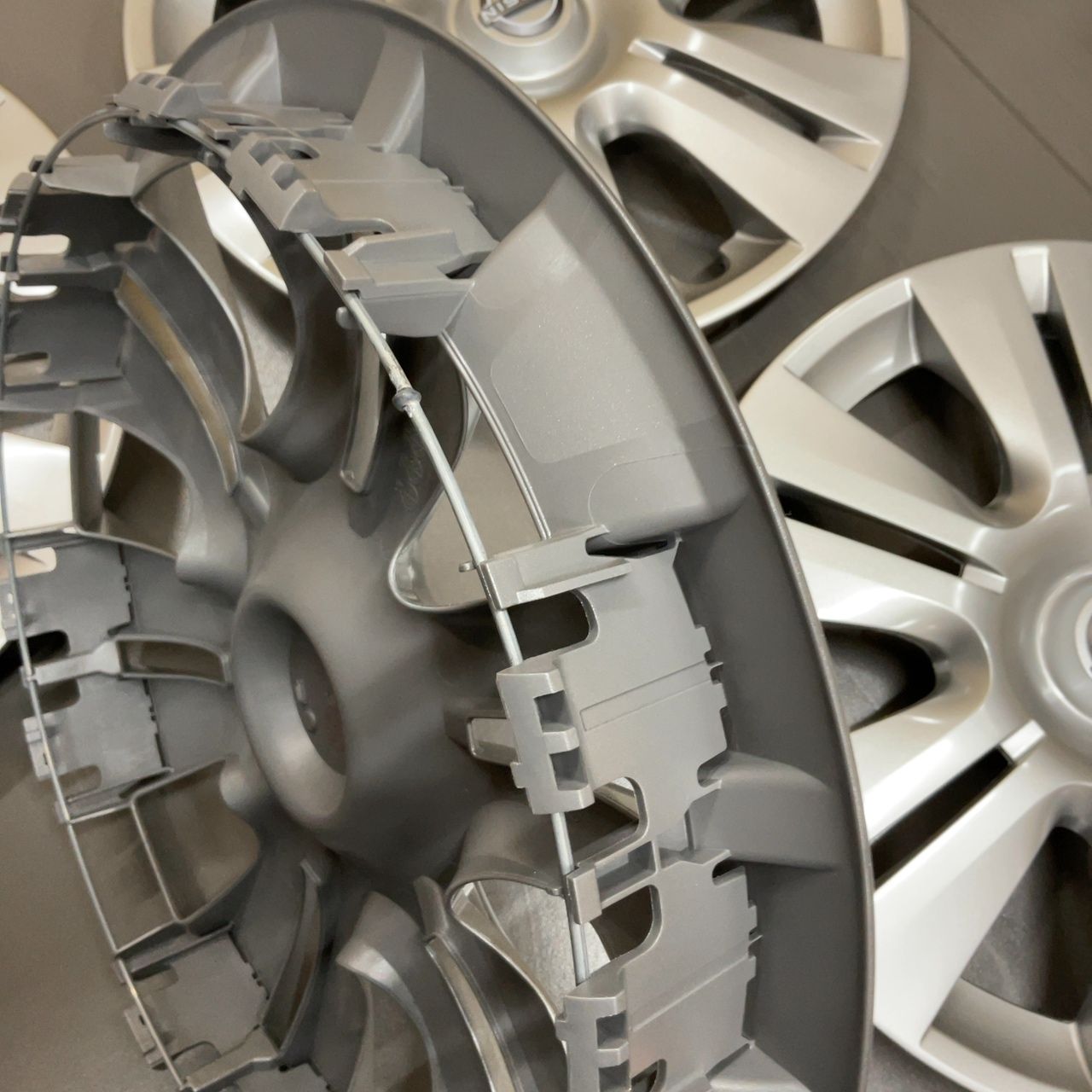 キャラバン新車外し 純正タイヤとホイールカバー 新車外し純正Nissanキャラバン ホイールカバー 4枚セット - メルカリ