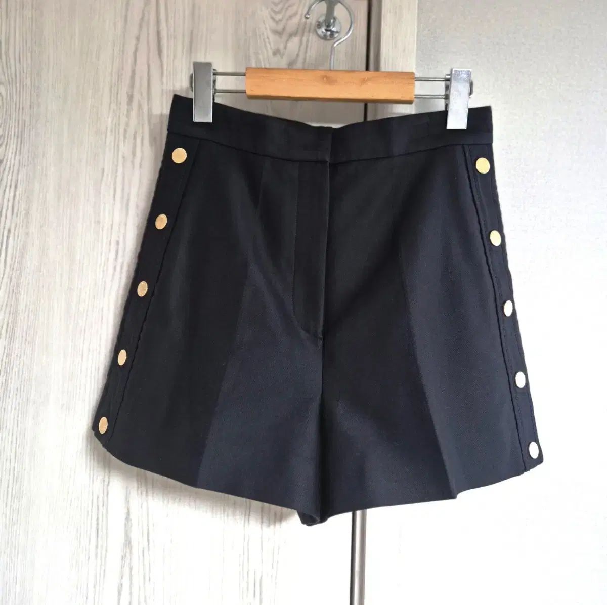 サンドロ ハイウエスト ブラック ゴールドボタン ショートパンツ 36