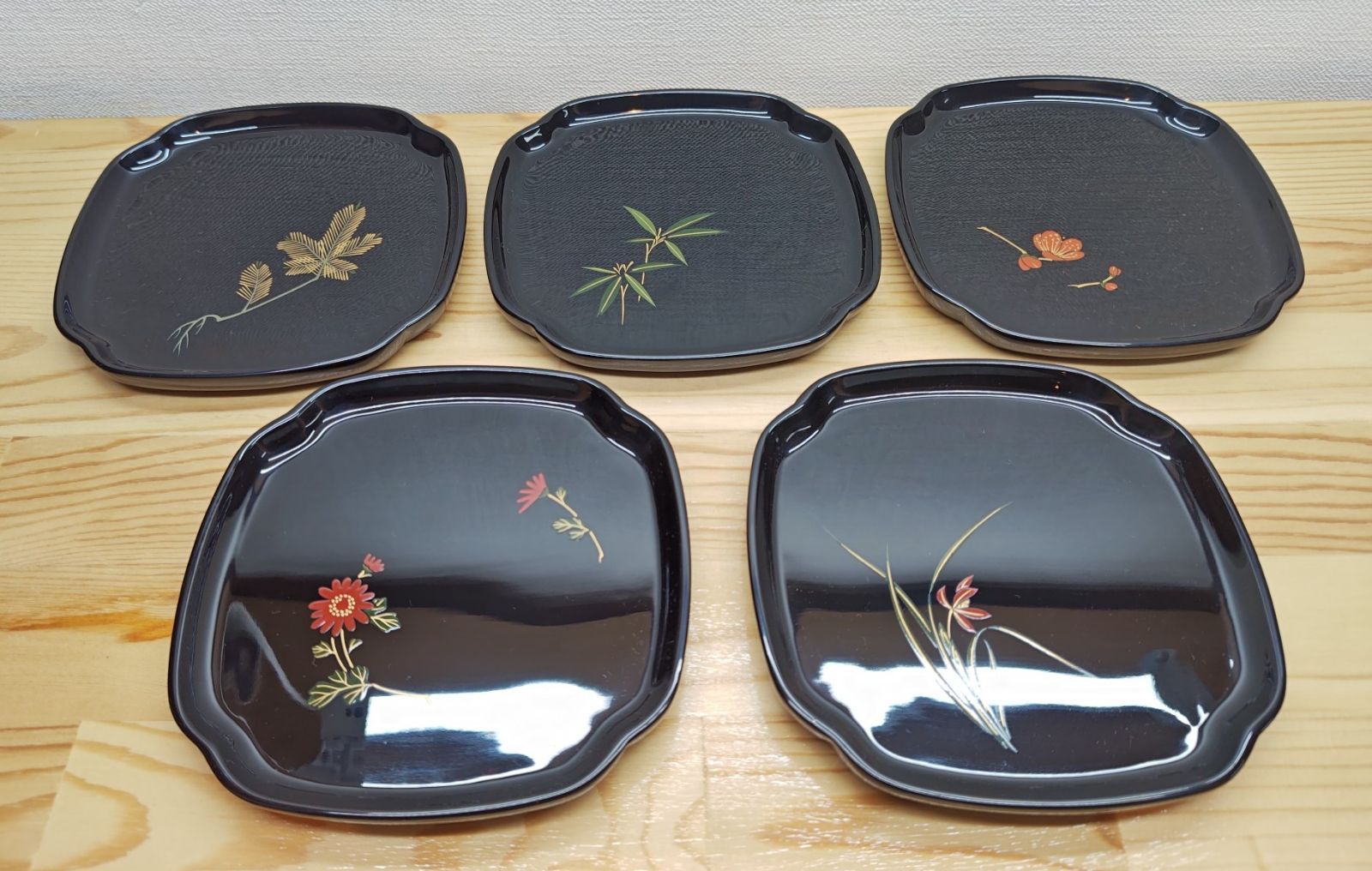 【逢絢亭・中古品】茶道具 菓子器 銘々皿 輪島塗 絵替わり蒔絵 ５枚セット 真塗 木製 輪島塗問屋 大雅堂 作家物 共箱入り