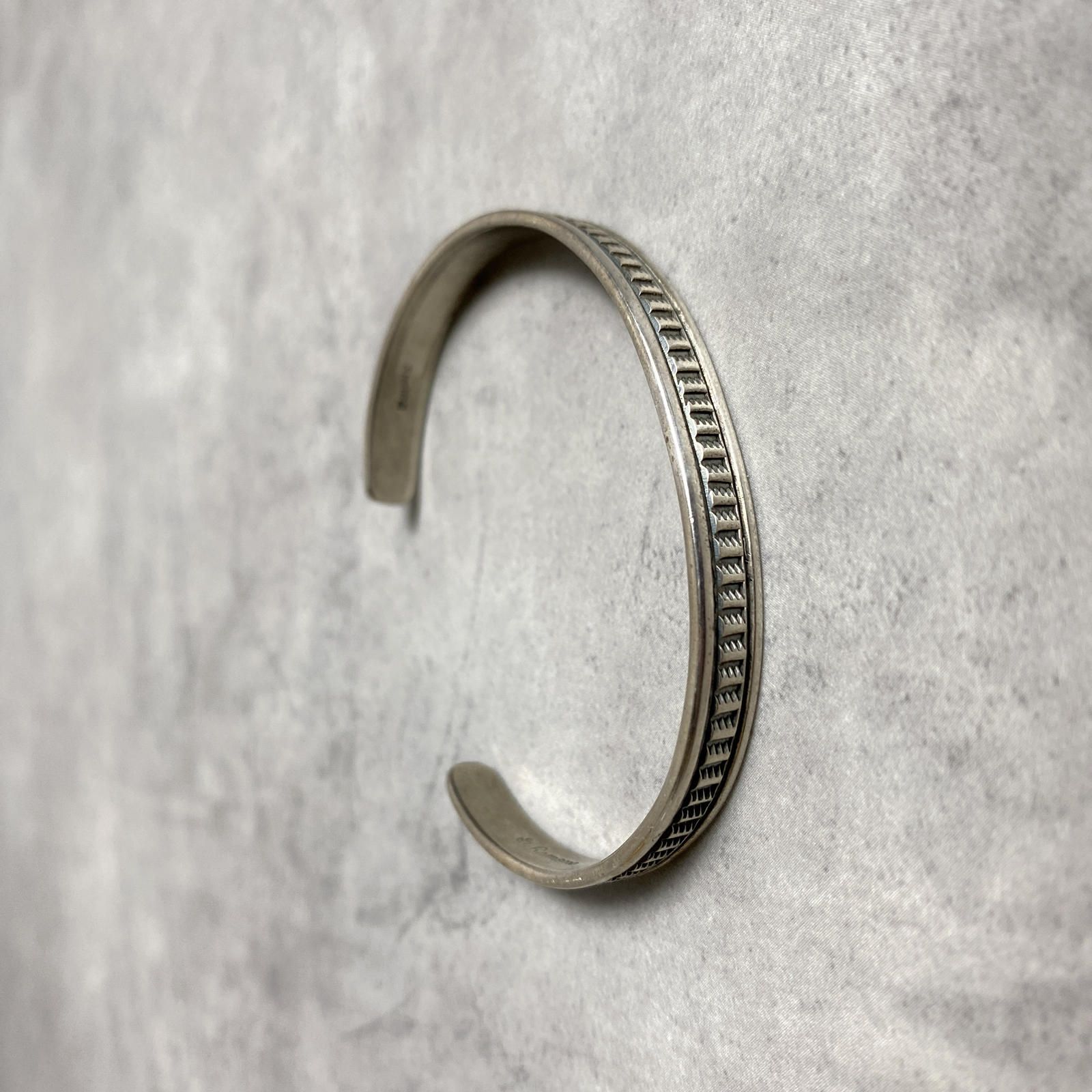PQ471◇Geneva Ramone : Navajo STERLING スタンプワークバングル◇ナバホ族 ジェネバ ラモーン スターリングシルバー