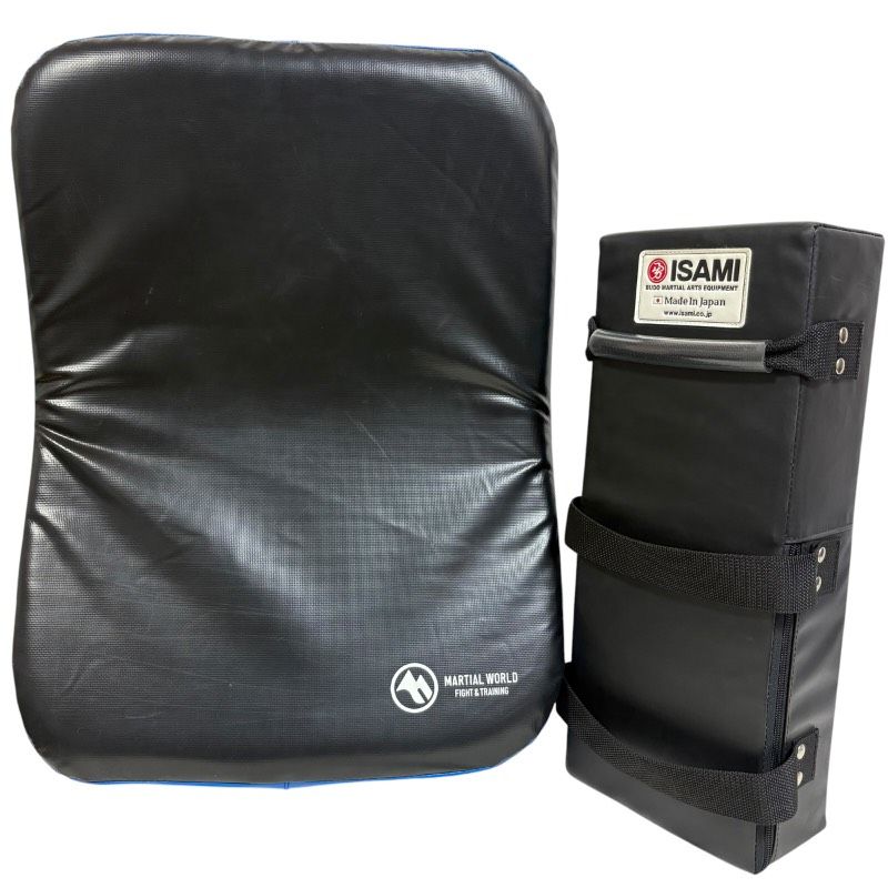 【良品】ISAMI マーシャルワールド キックミット 2個セット ブラック ブルー 格闘技 空手 キックボクシング 総合格闘技 MMA 大型ミット