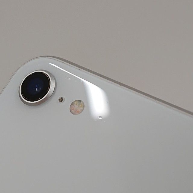 iPhoneSE 第2世代 64GB ドコモ ホワイト 送料無料 本体 c20936 - メルカリ