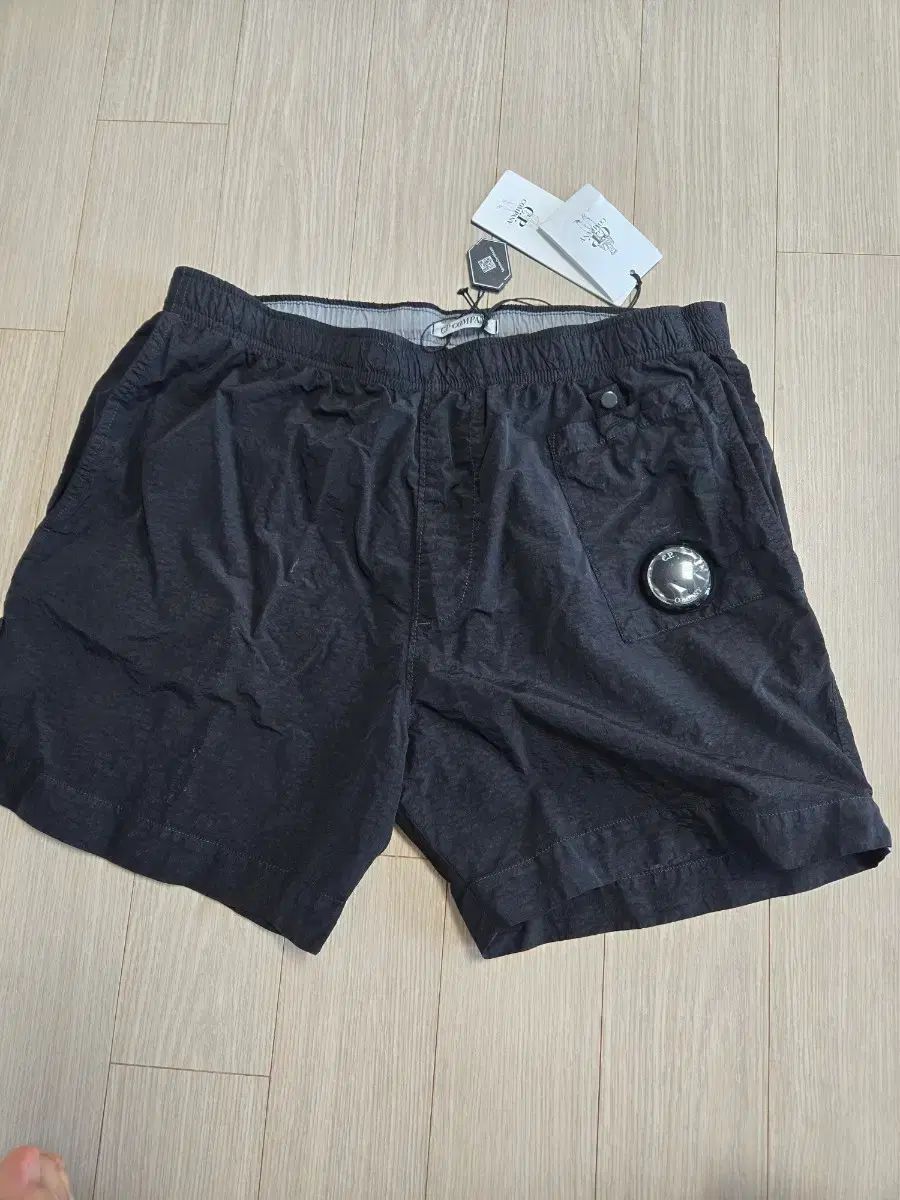 C P カンパニー フラット ナイロン ユーティリティ Swim ショーツ ブラック - 24SS