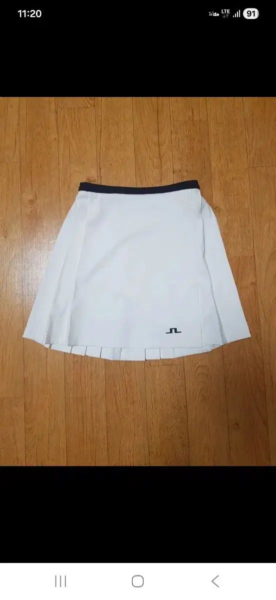 (正規品/ほぼ新品) J.LINDEBERG(J.リンドバーグ) ゴルフ 白 プリーツ スカート 28インチ