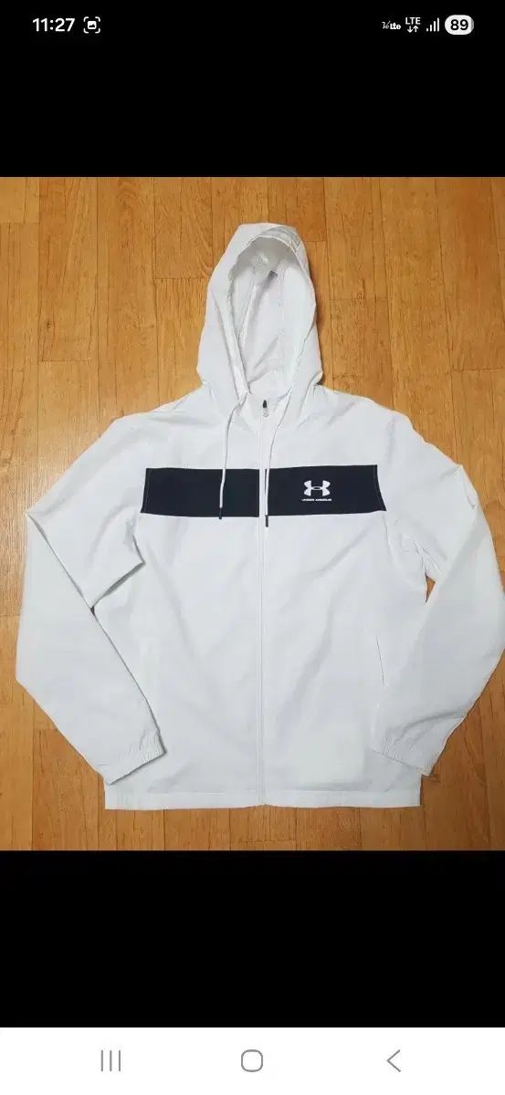 (正規品/正規品/ほぼ新品) UNDER ARMOUR アンダーアーマー 薄手 裏地メッシュ ウィンドブレーカー 白 ジャケット