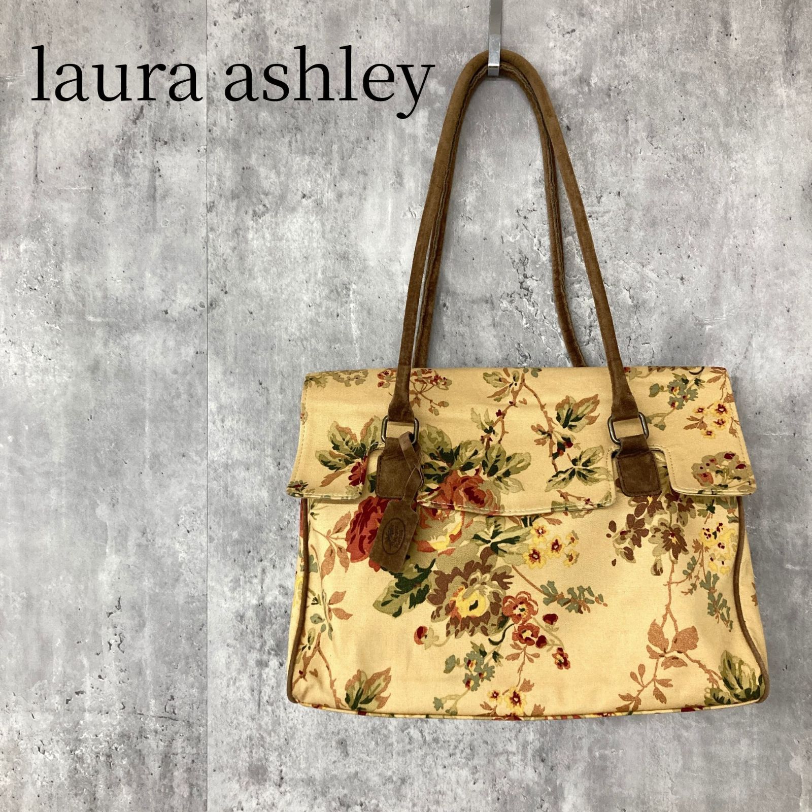 ローラアシュレイ LAURA ASHLEY ショルダーバッグ トートバッグ 生成り アイボリー 花柄 バラ 総柄 キャンバス スエード A4収納 大容量 フラップ 肩掛け 通学 通勤 レトロ エレガント 上品 レディース