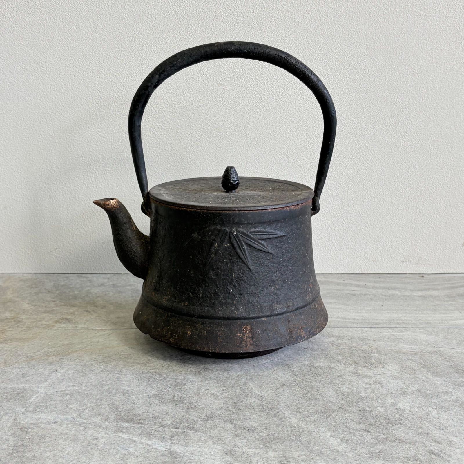 鉄瓶　富士山型　骨董　茶道具　やかん　サビ有り 希少・骨董】南部鉄器の富士型鉄瓶 茶道具 急須 湯沸かし ヴィンテージ