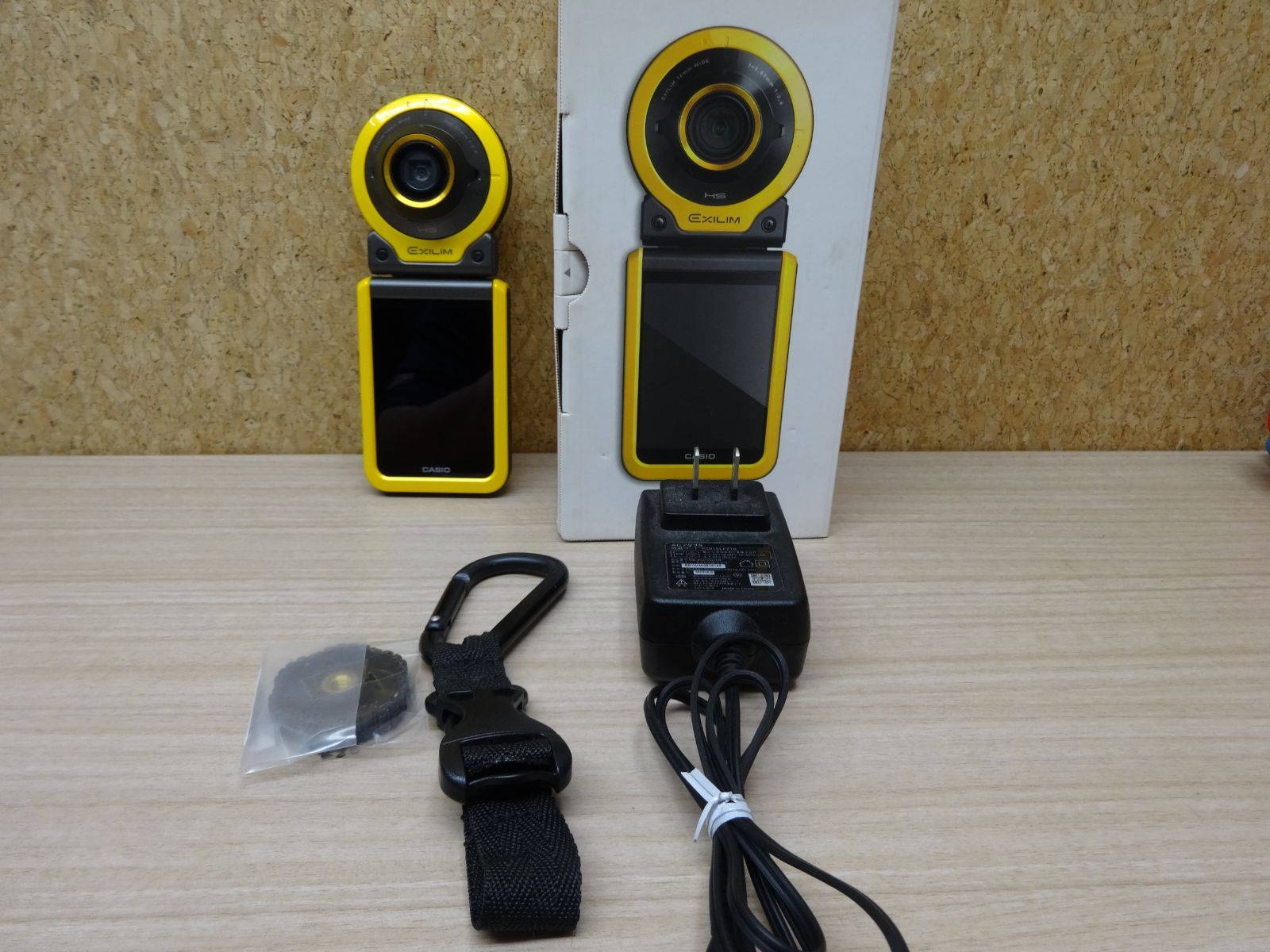 CASIO EXILIM EX-FR100 ホワイト(SDカード・充電コード付) カメラ CASIO EXILIM EX-FR100 ホワイト(SDカード・充電コード付)