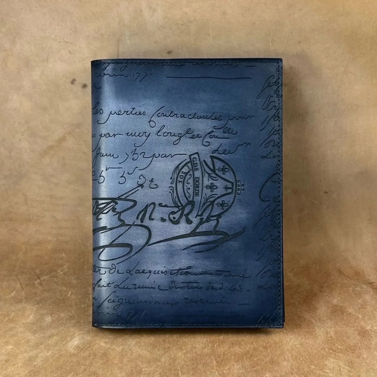 新品　手作りA6手帳カバー Berluti（ベルルッティ）バッグ由来 ヴェネチアカーフ スクリットレザー 一点物　グレー系パティーヌ