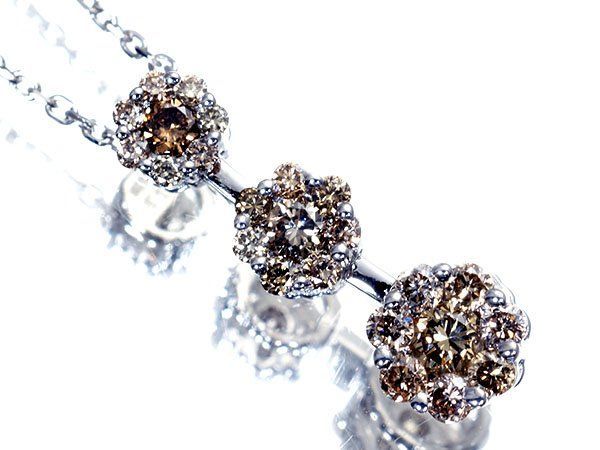 【ジュエリー極】フラワー３連デザイン！上質天然ブラウンダイヤモンド0.77ct 高級K18WGペンダントネックレス h8674gm【送料無料】