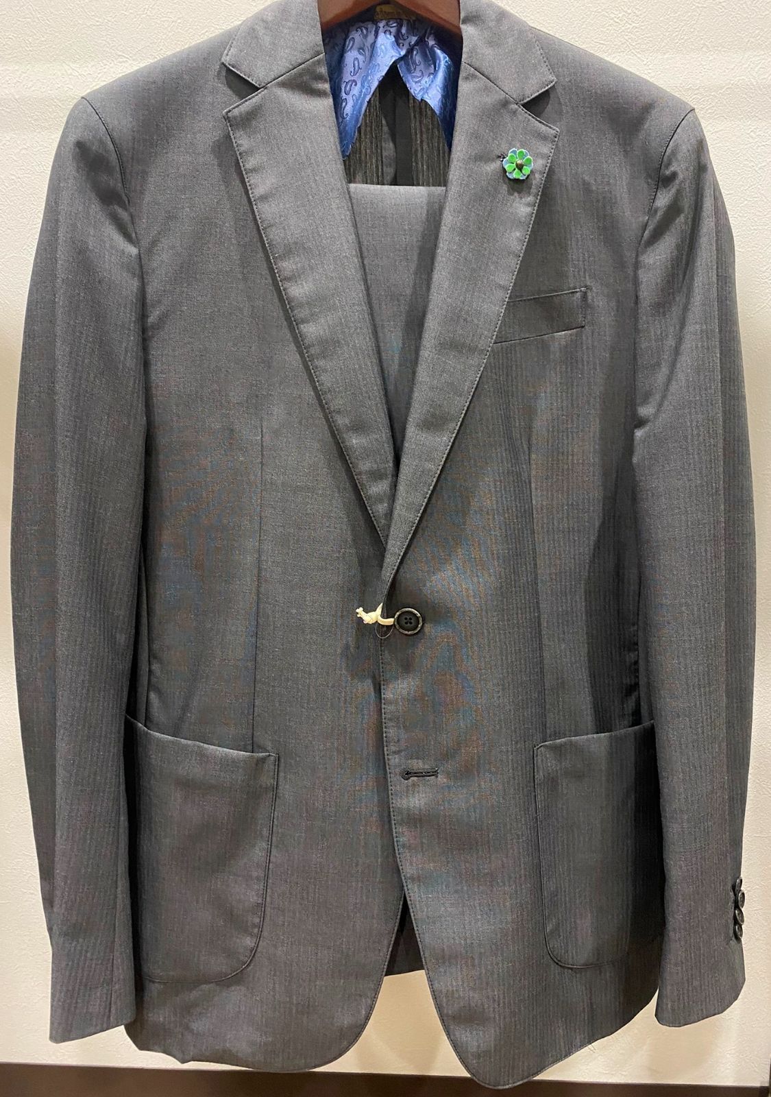 イタリアブランドgabardine（ギャバディーン）スーツ　背抜きモデル　春夏秋の３シーズンモデル　サイズ５０　格安放出！