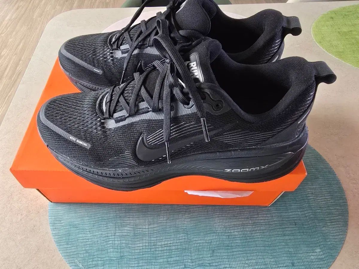 ナイキ ボメロ 18 ブラック DARK SMOKE GREY 285