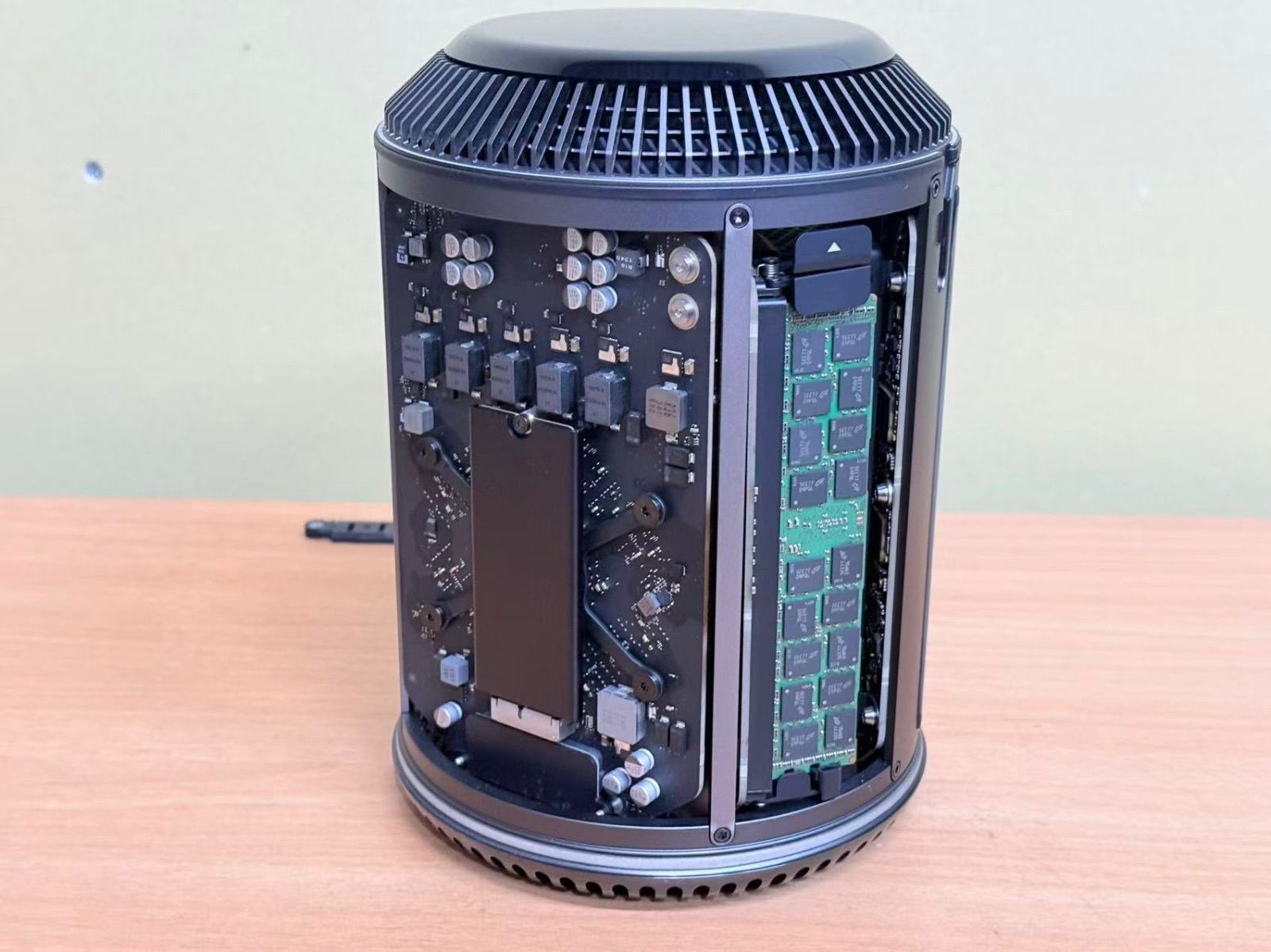 Mac Pro Late-2013 Xeon 3.5GHz 64GB SSD1TB - メルカリ