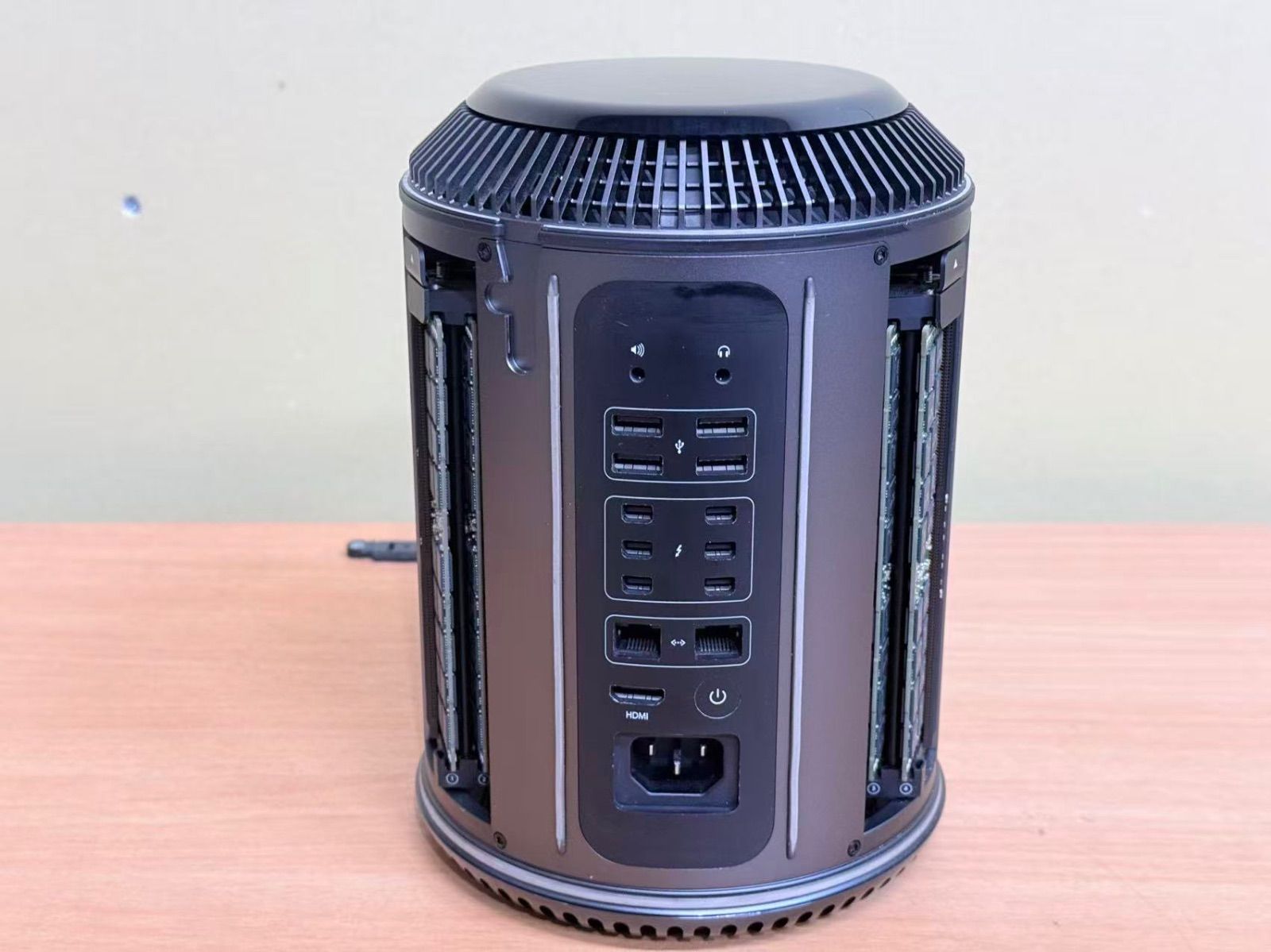 Mac Pro Late-2013 Xeon 3.5GHz 64GB SSD1TB - メルカリ