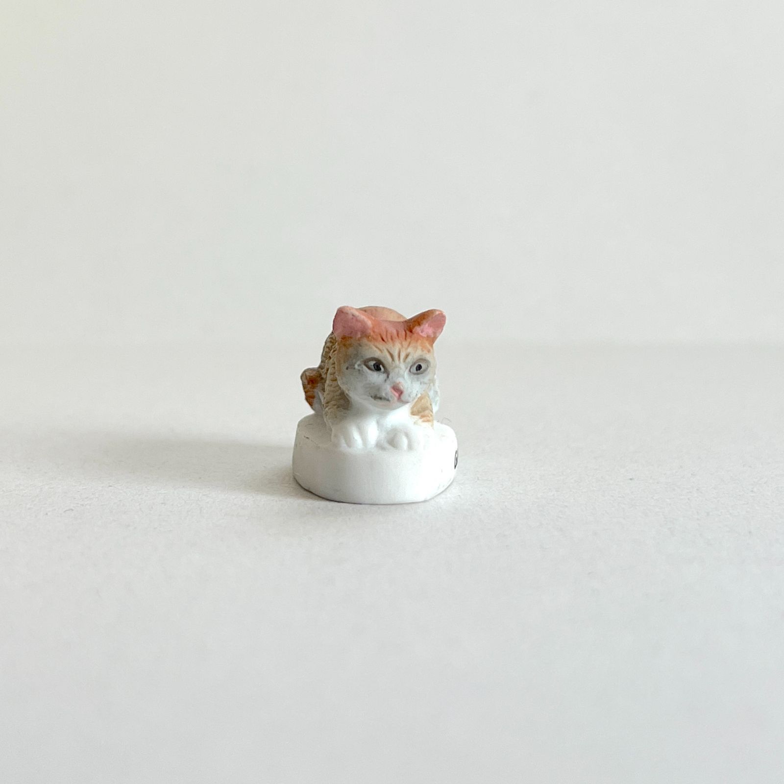 フェーヴ 猫 ＜FELIX＞ フランス フェーブ ミニチュア陶器 m-3167 