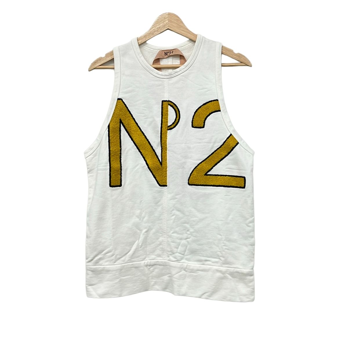 N゜21(ヌメロ ヴェントゥーノ) トレーナー サイズ36 S レディース - 白×ダークイエロー ノースリーブ