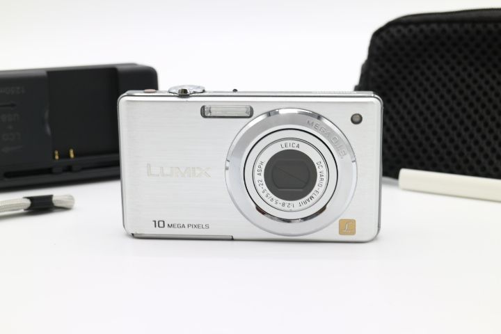 ＜＜ポーチ＆新品ストラップ付き！！＞＞【良品】Panasonic パナソニック デジタルカメラ LUMIX FS7 シルバー DMC-FS7-S#LE2028051