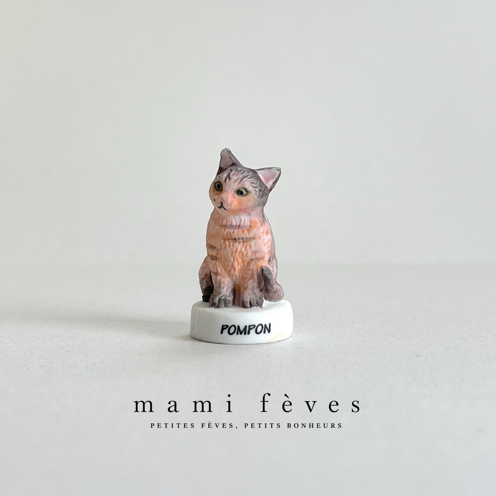 フェーヴ 猫 ＜POMPON＞ フランス フェーブ ミニチュア陶器 m-3169