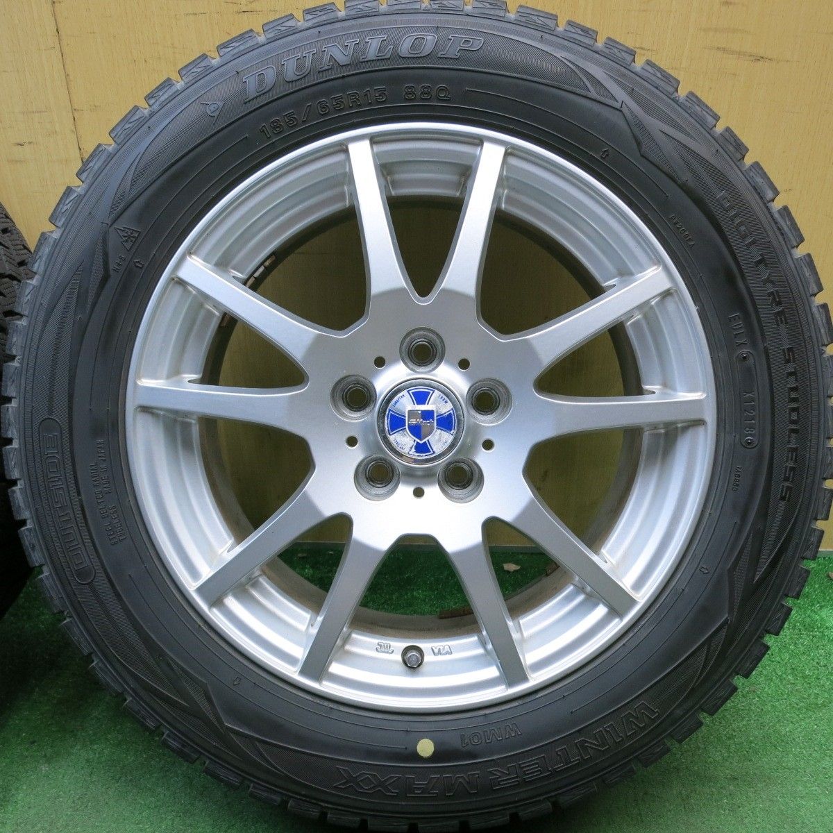 バリ溝！9.5分◎シエンタ 等 185/65R15 スタッドレス ダンロップ