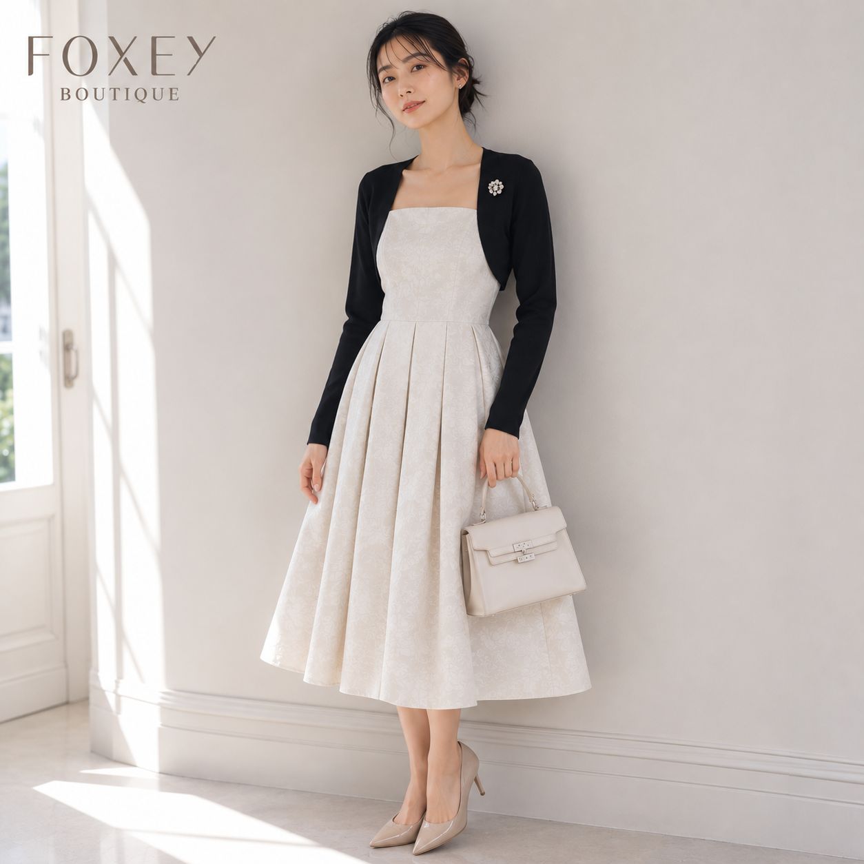 【未使用 / 2024年商品】FOXEY BOUTIQUE 44639 / フォクシーブティック ショート ボレロ シルキー シルクBLEND ブラックブラック 38 「Mサイズ（9号相当）◎36」羽織り セレモニー 学校行事 エレガント 上品 完売人気