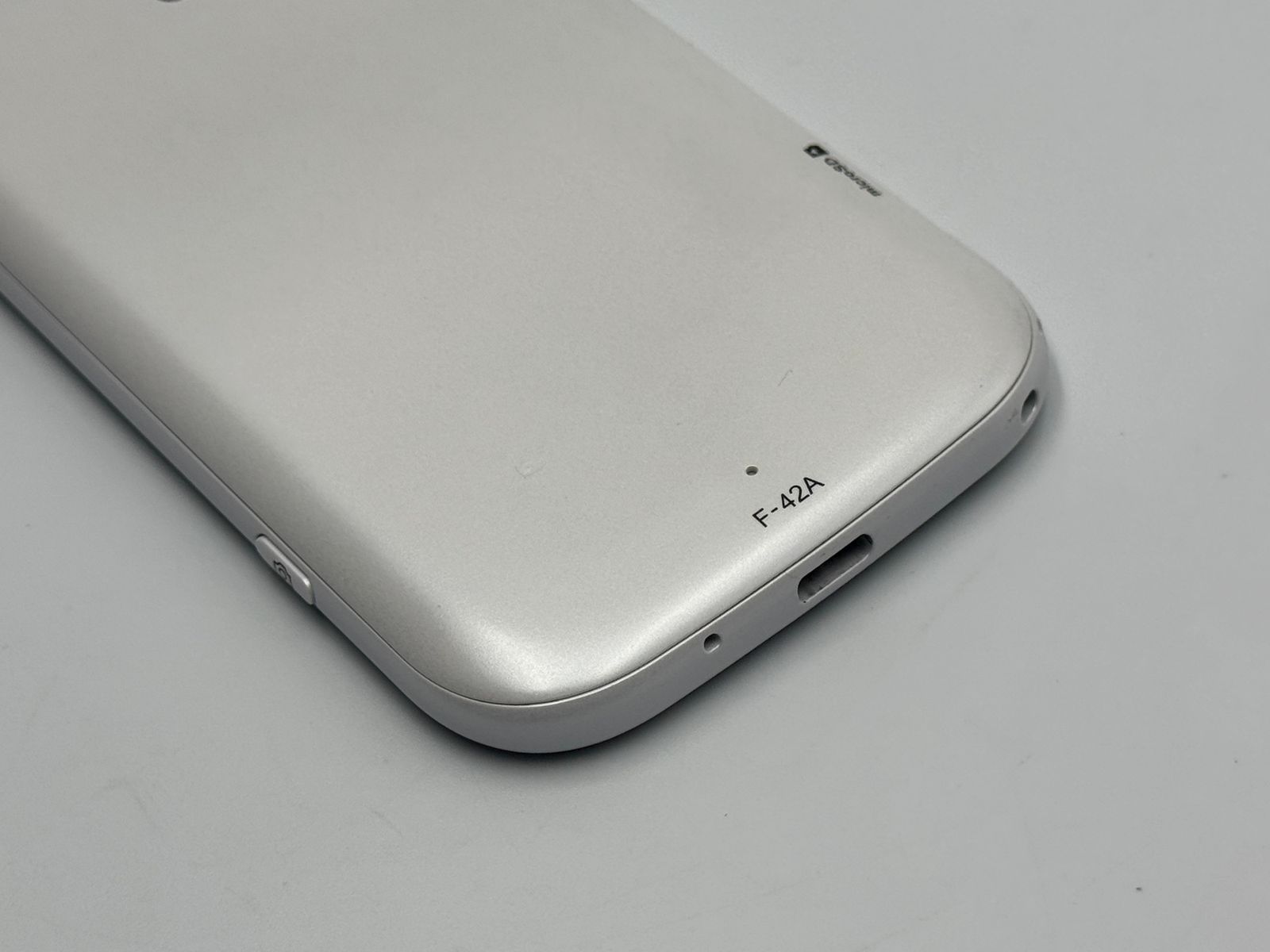 中古B】らくらくスマートフォン F-42A ホワイト SIMフリー - メルカリ