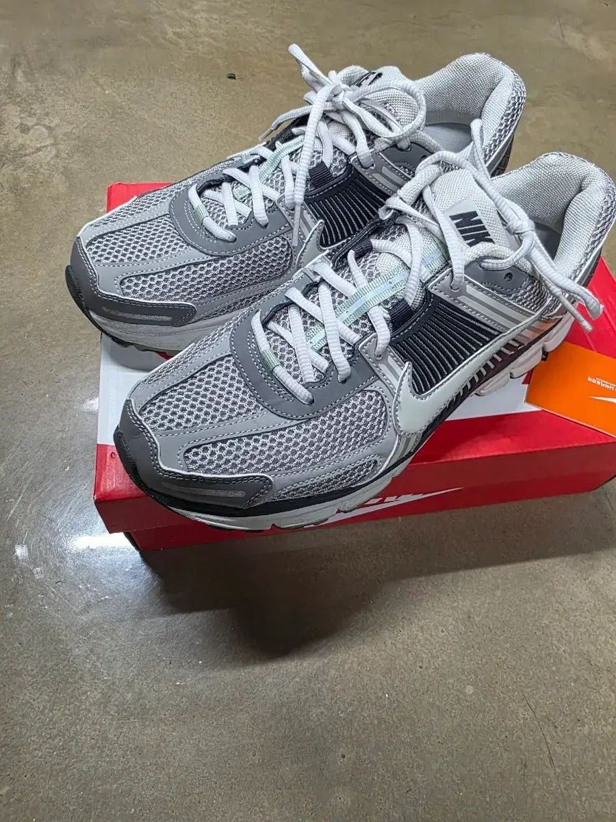 NIKE ナイキ ズーム ボメロ5 (W)280 ストーン コブルストン 出品